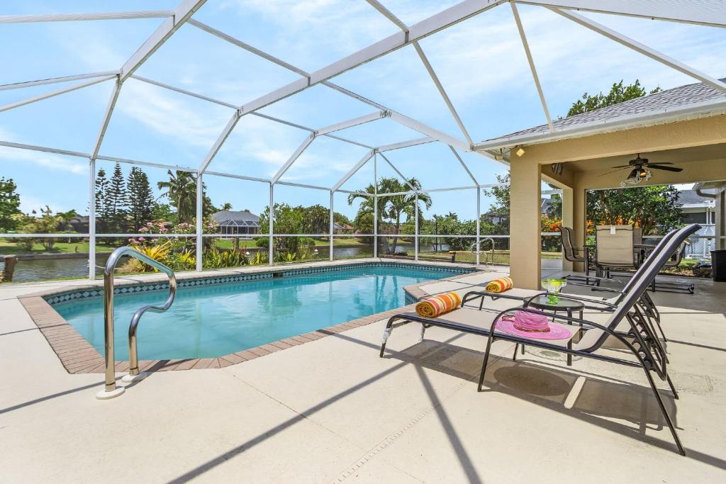 Heated Pool with Freshwater Canal View - Tropical Oasis - Roelens, Cape Coral