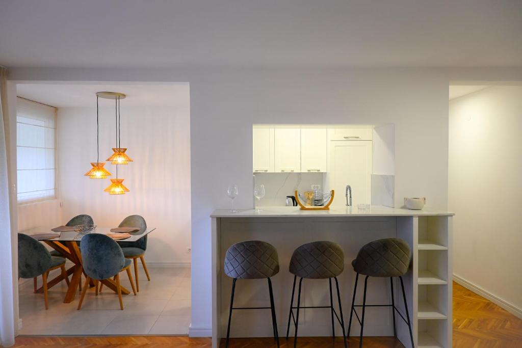 Apartman Petar-Spacious Friendly Stay in the Heart of Budva - 4
