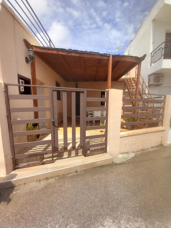 Damian House, Afantou