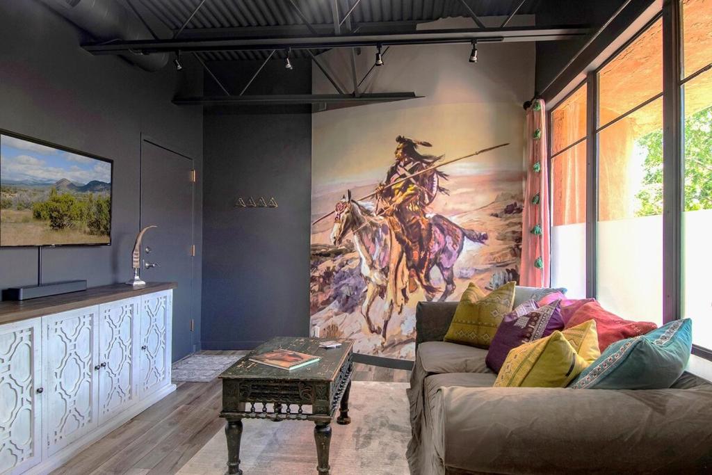 Designer Loft at the Santa Fe Plaza Spacious 520 Sq Ft, King Bed, Santa Fe