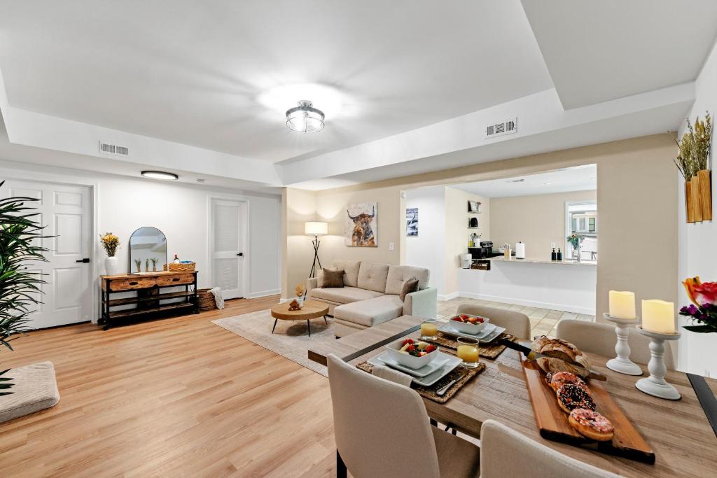 Modern Escape, Pool, Golf, Game Room, Gym, 10min Lake & Downtown, Woodstock