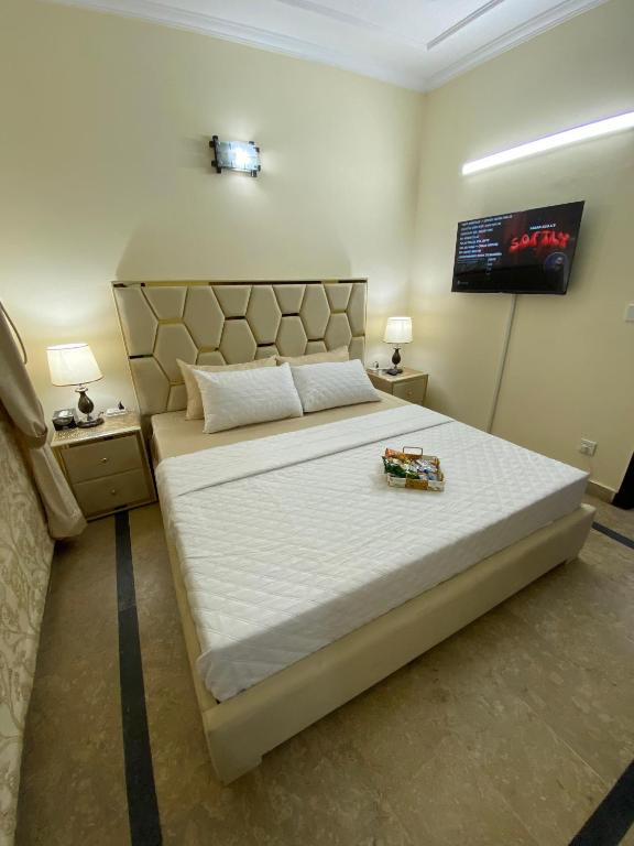 Celestial Gold, Lahore