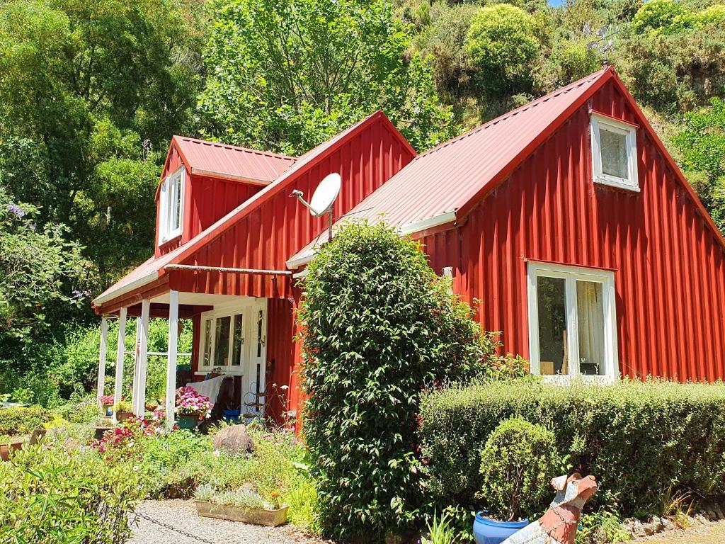 Ruru Retreat at the Sculpture Park, Tauwhare