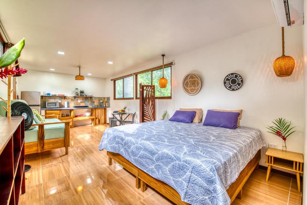 Beachfront Studio - Direct Beach Access, AC & Fast WiFi, Puerto Viejo