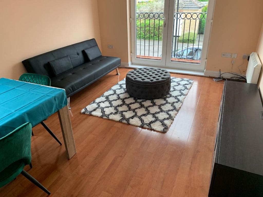 2 bed 2 bath right next to Park located for access to West end and GTW, Croydon