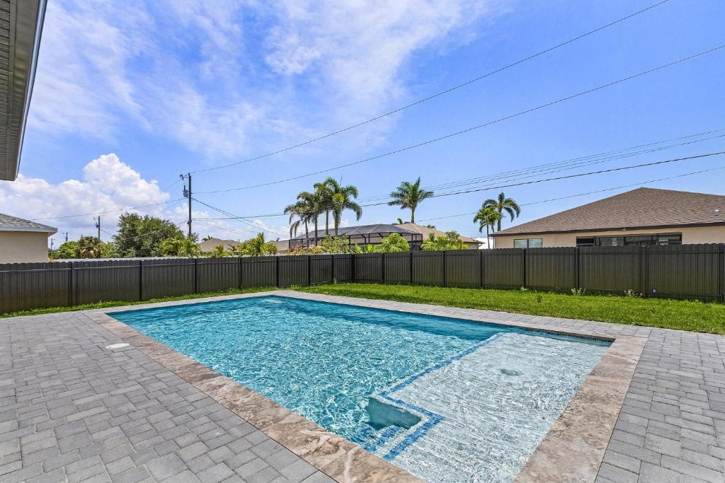 Heated Pool, Outdoor Kitchen and Dining - Sun & Daughter - Roelens, Cape Coral
