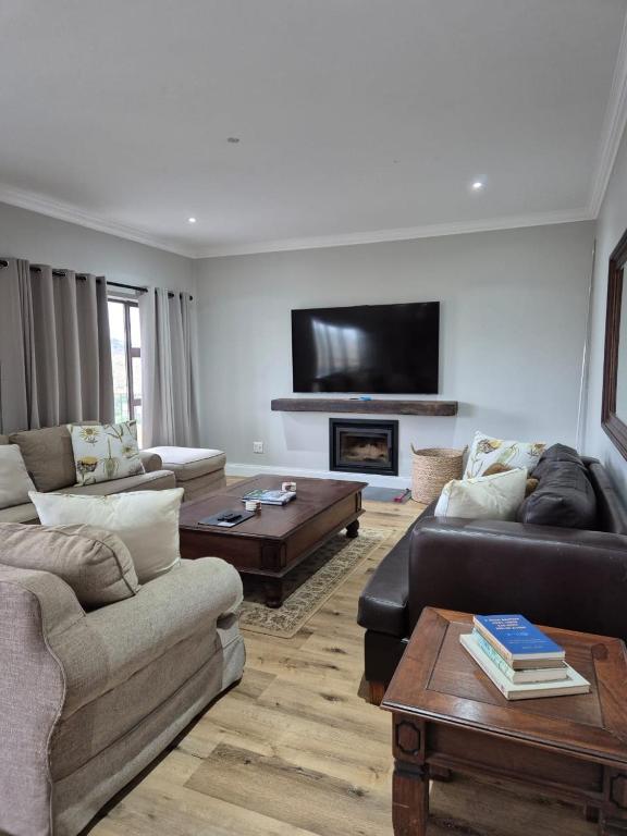 16 Bloulelie - The Bend County Estate -SUV, Kamberg Valley