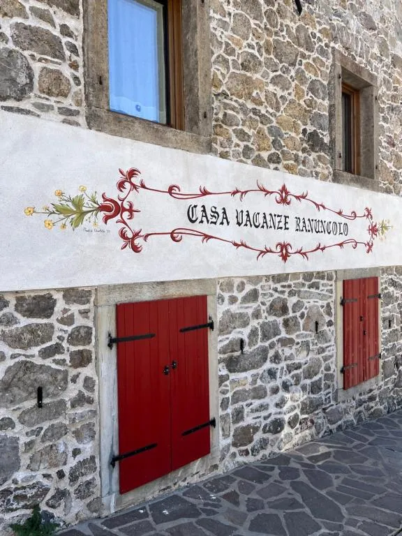 Casa Vacanze Ranuncolo 1, hotel in Sùtrio