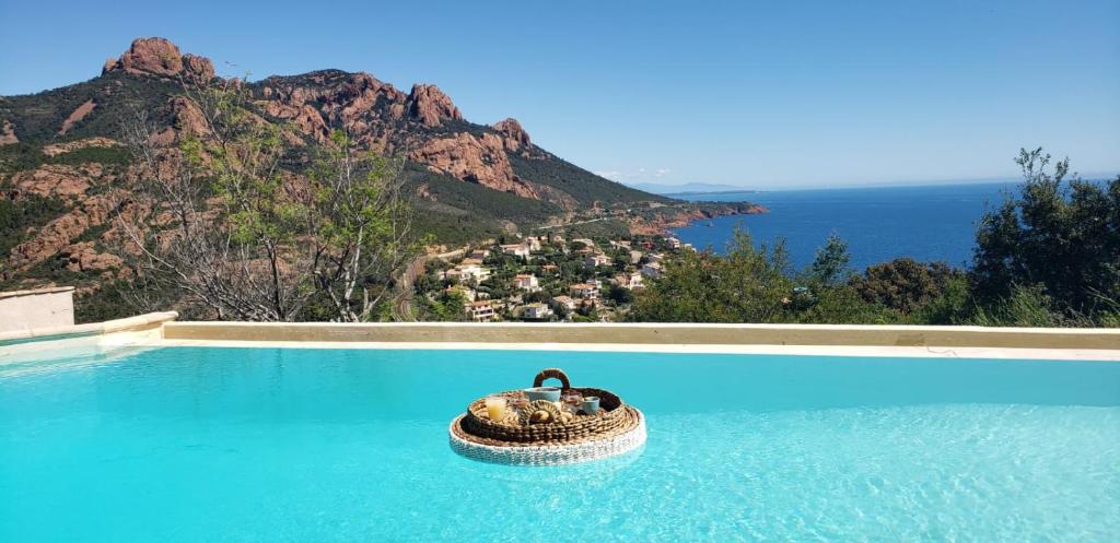 Villa T4 avec vue panoramique, piscine et terrasse à Agay, Saint-Raphaël