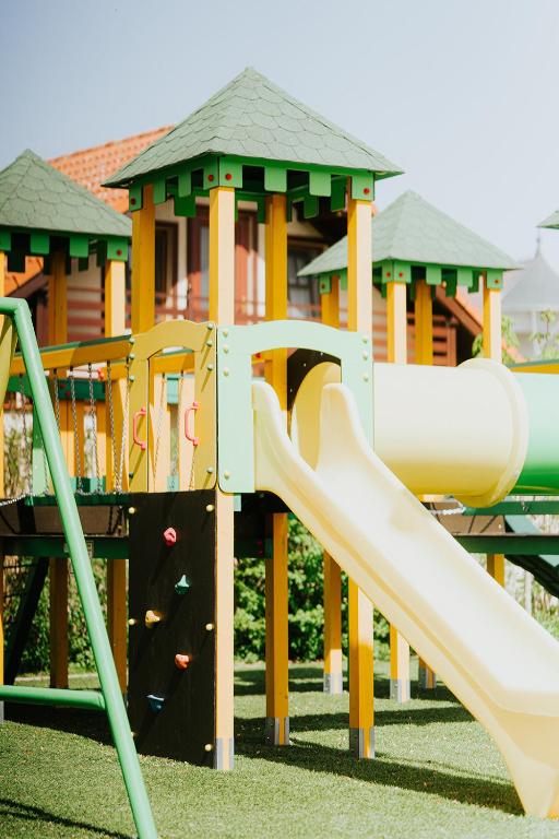 สนามเด็กเล่น