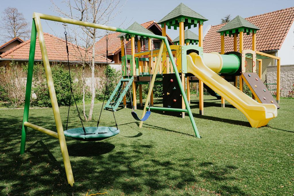 สนามเด็กเล่น