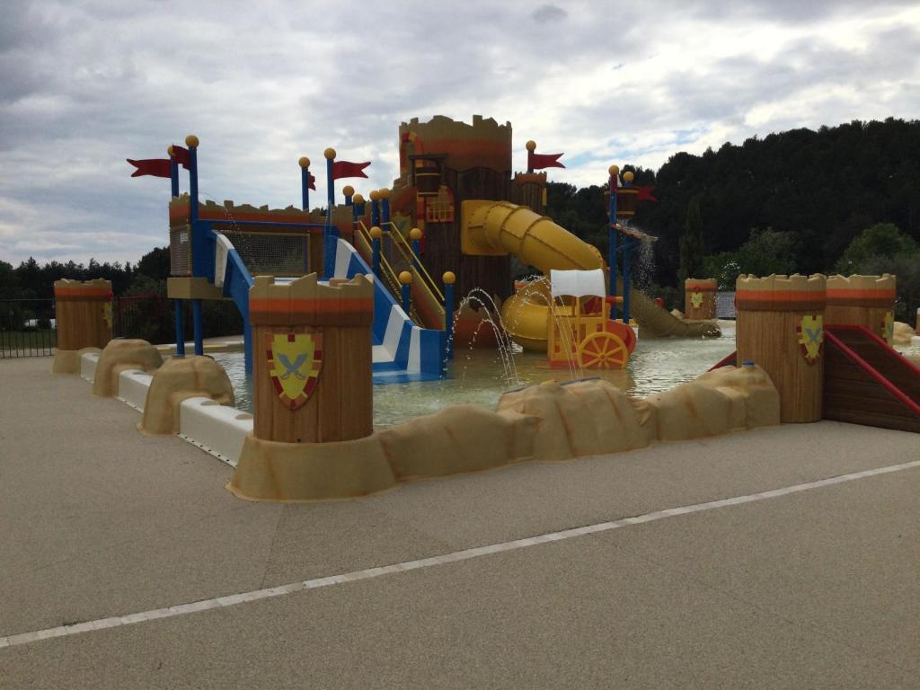 Bastidon provençal dans domaine naturiste avec accès gratuit parc aquatique - 4