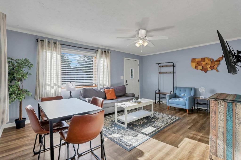 Housepitality - The Sunset House, Columbus