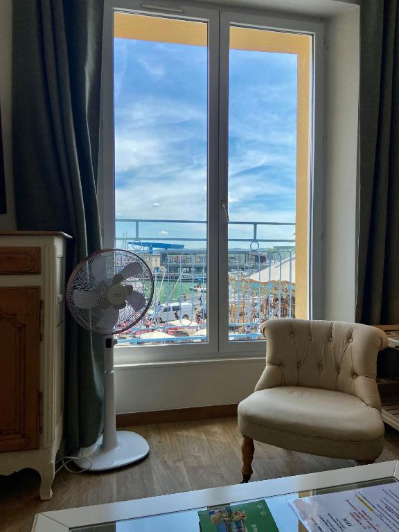Établissement 3 étoiles avec ASCENSEUR, 3 appartements lumineux vue port avec balcon, 200m de la mer, Wifi Fibre, tous service inclus - 5