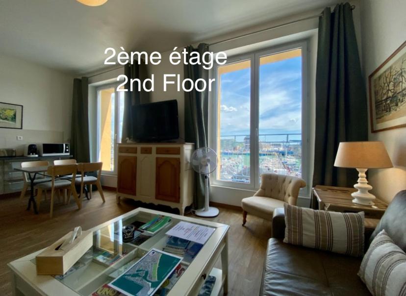 Établissement 3 étoiles avec ASCENSEUR, 3 appartements lumineux vue port avec balcon, 200m de la mer, Wifi Fibre, tous service inclus - 3