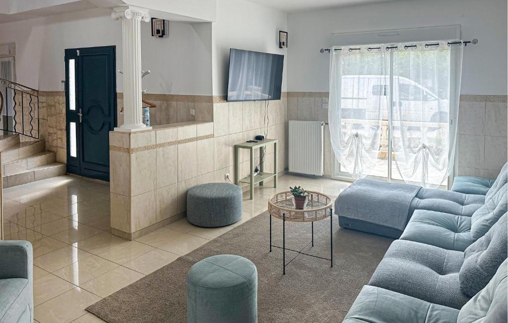6 Bedroom Gorgeous Home In Blois - 3