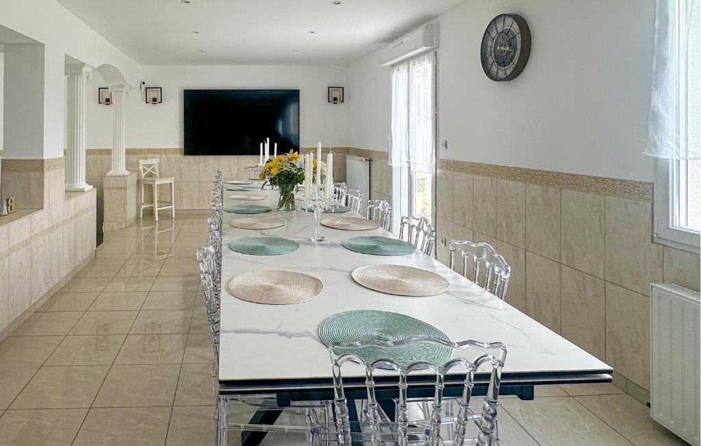 6 Bedroom Gorgeous Home In Blois - 4
