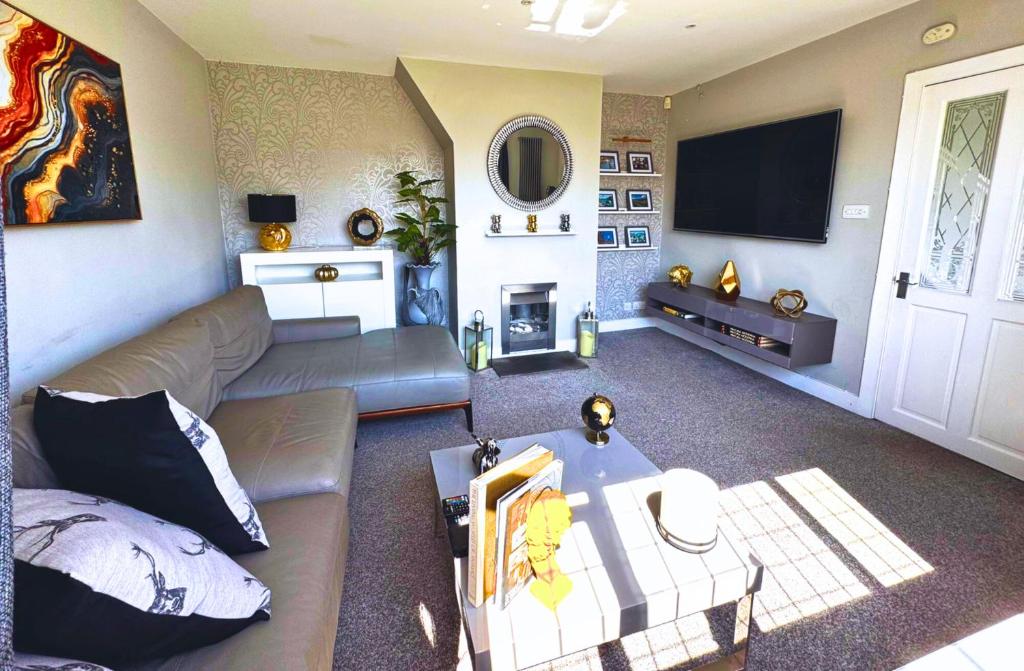Luxury 3-Bed w- garden & game Room 5 mins from Chester, Saltney