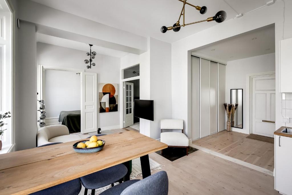 Heart of Södermalm Walk to Everything - 2Bed Apart, Stockholm