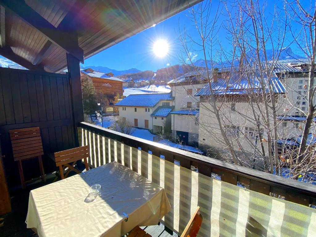Joli T2 en duplex au centre station du Sauze - à 50m des pistes - 1