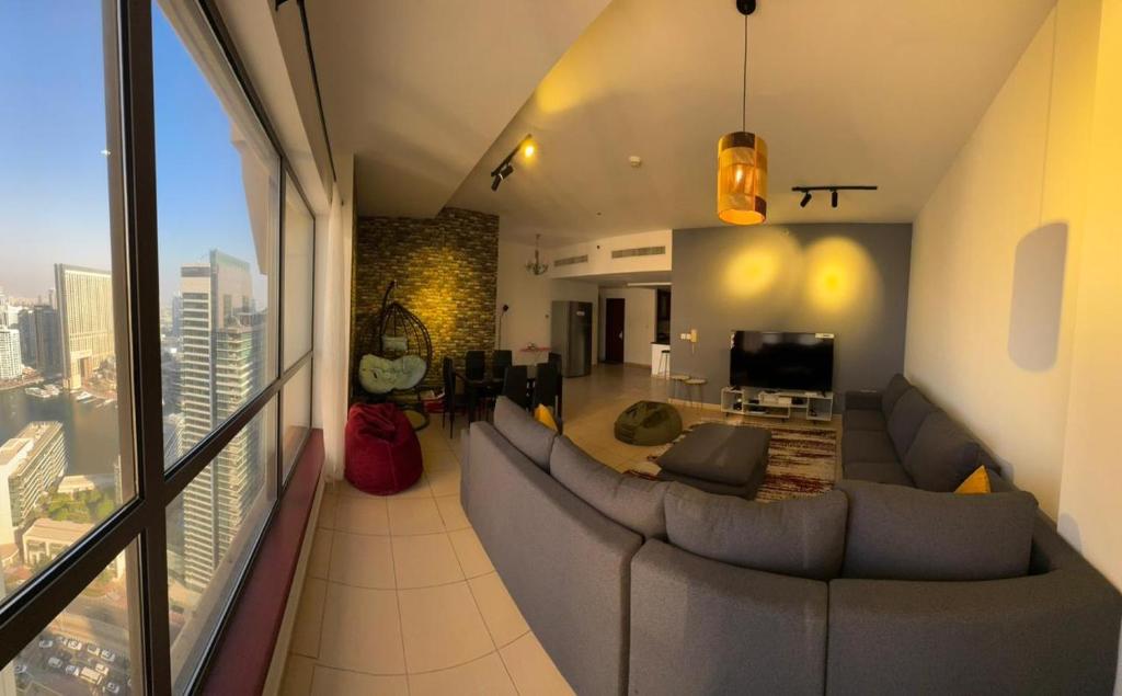 50 Shades of stay, Dubai