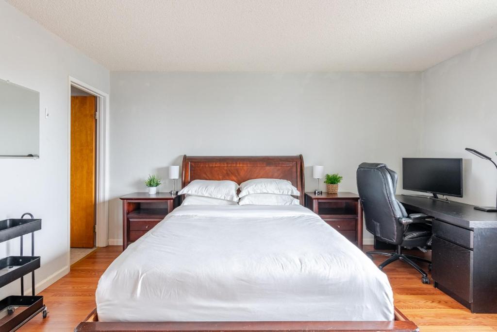 Cozy and Secure 3-Bedroom, 2-Bath Unit with 6 Beds and Beautiful Bay View, Albany