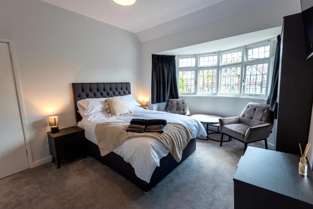 Modern Double Room with Broadband, Private TV and seating area - Room 3, Solihull