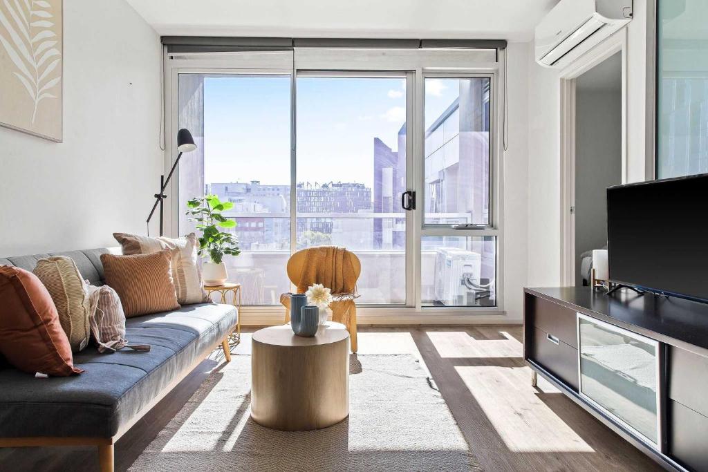 Stylish 2BR Apt Steps from Vic Market with Parking, Melbourne