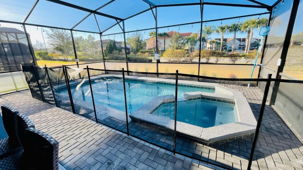 Gated Luxury Resort Home With South Facing Pool, Davenport