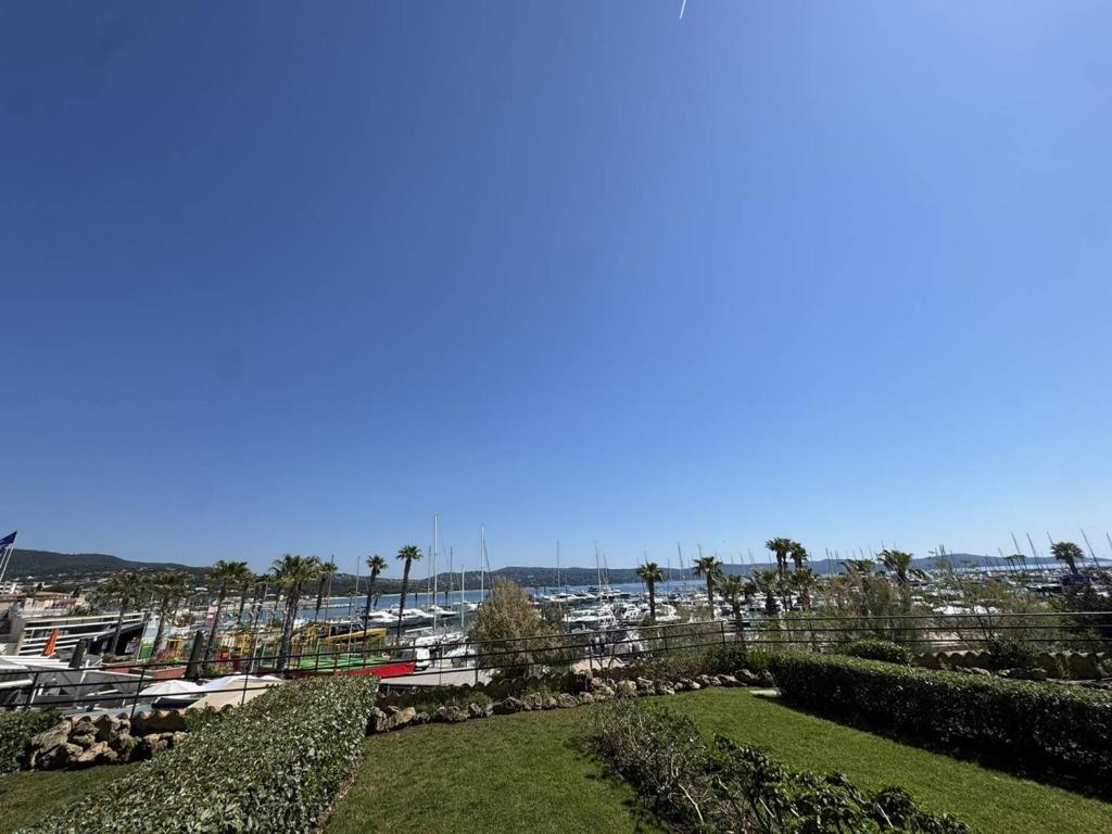 Appartement avec grande terrasse et garage à Cavalaire-sur-Mer - FR-1-100-355 - 1