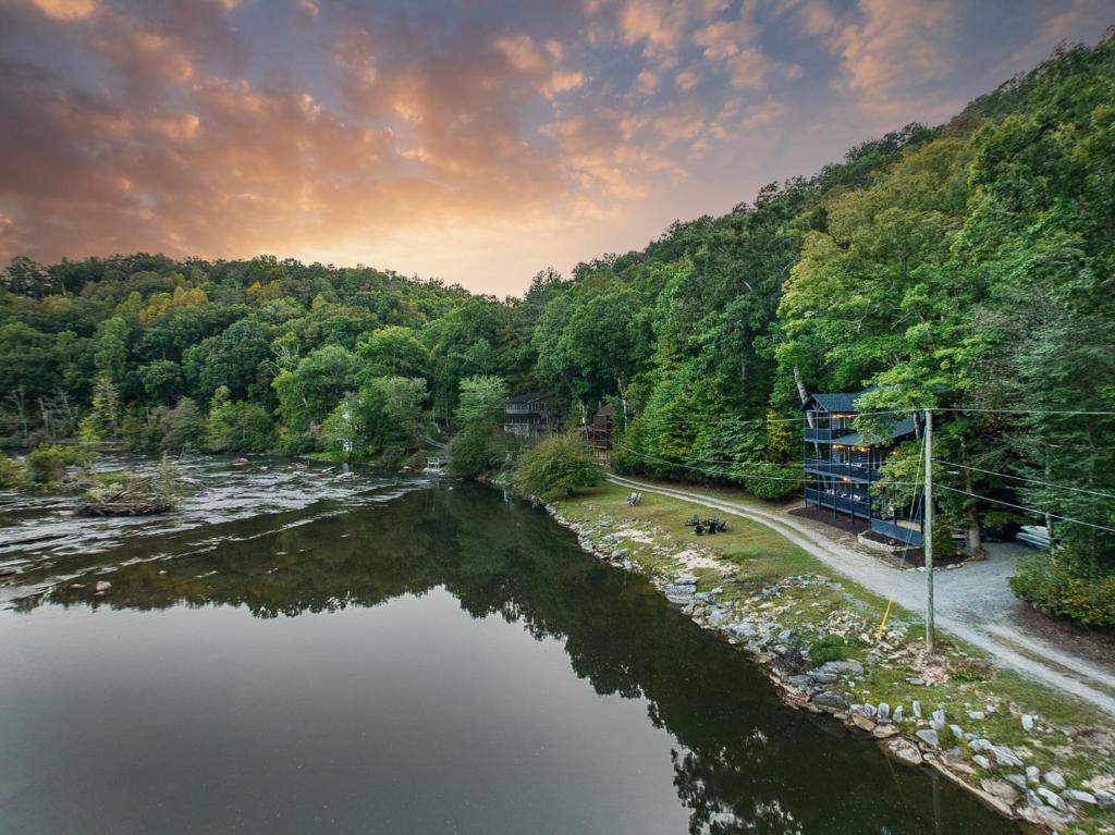 Hooked on the River, Ellijay