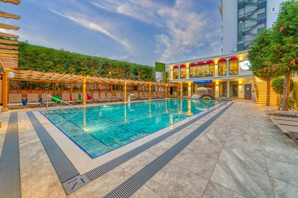Club Big Blue Suit Hotel - All Inclusive Plus — Swimming pool in Alanya