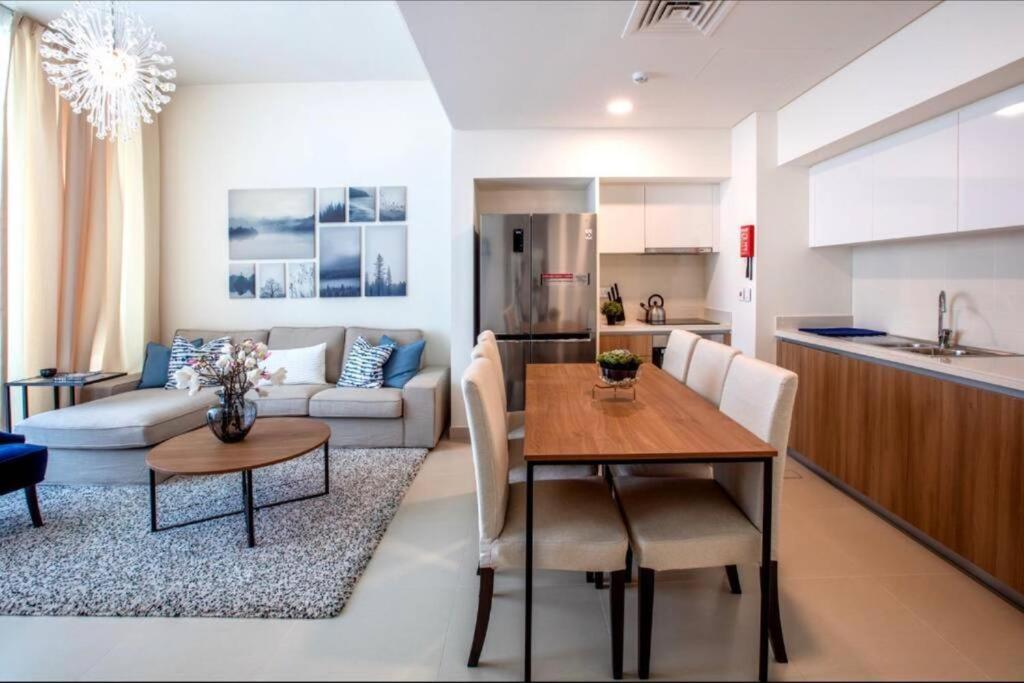 A Luxury 2-br apartment with balcony and pool view, close to mall and beach- high speed Internet and much more! - for families only, Qaşşār Khuşayfah