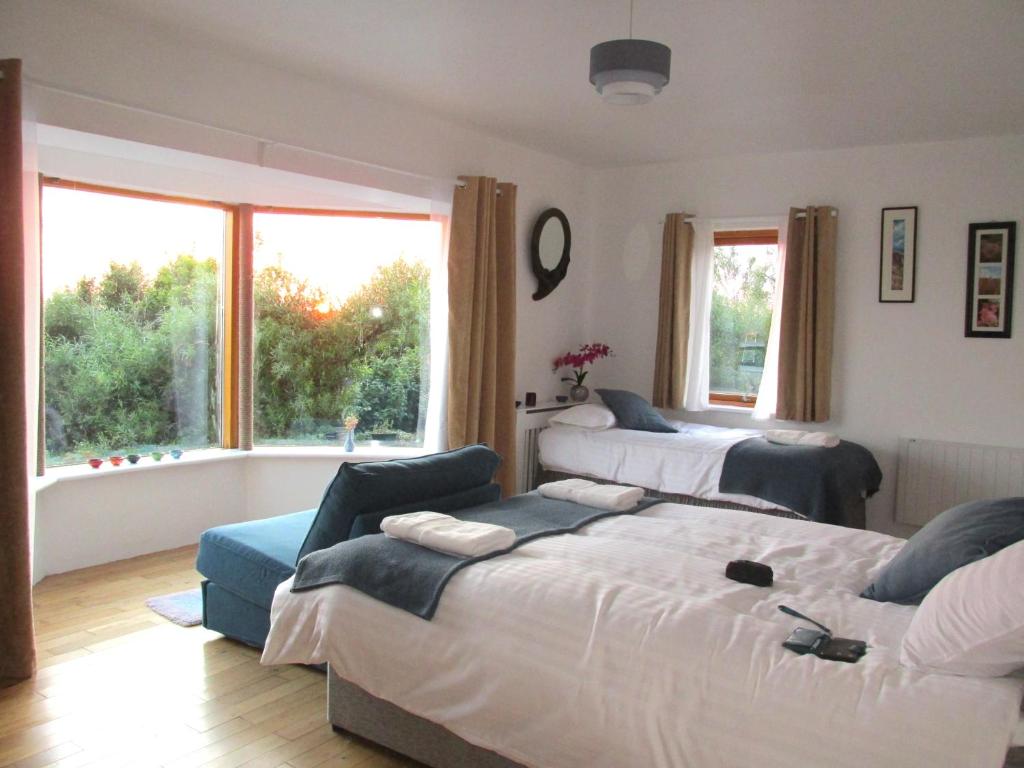 Seaview and Sunsets, Entire place, private entrance, Large Bedroom, Full kitchen and bathroom, Ennistymon