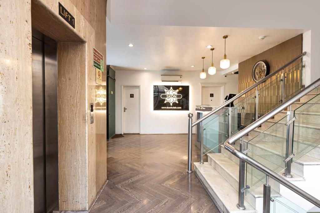 フロント・ロビー