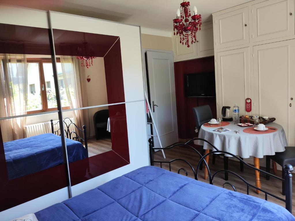 Colmar "Room" chambre privée chez l'habitant,parking voiture devant la maison,garage moto et vélo,petit déjeuner - 5