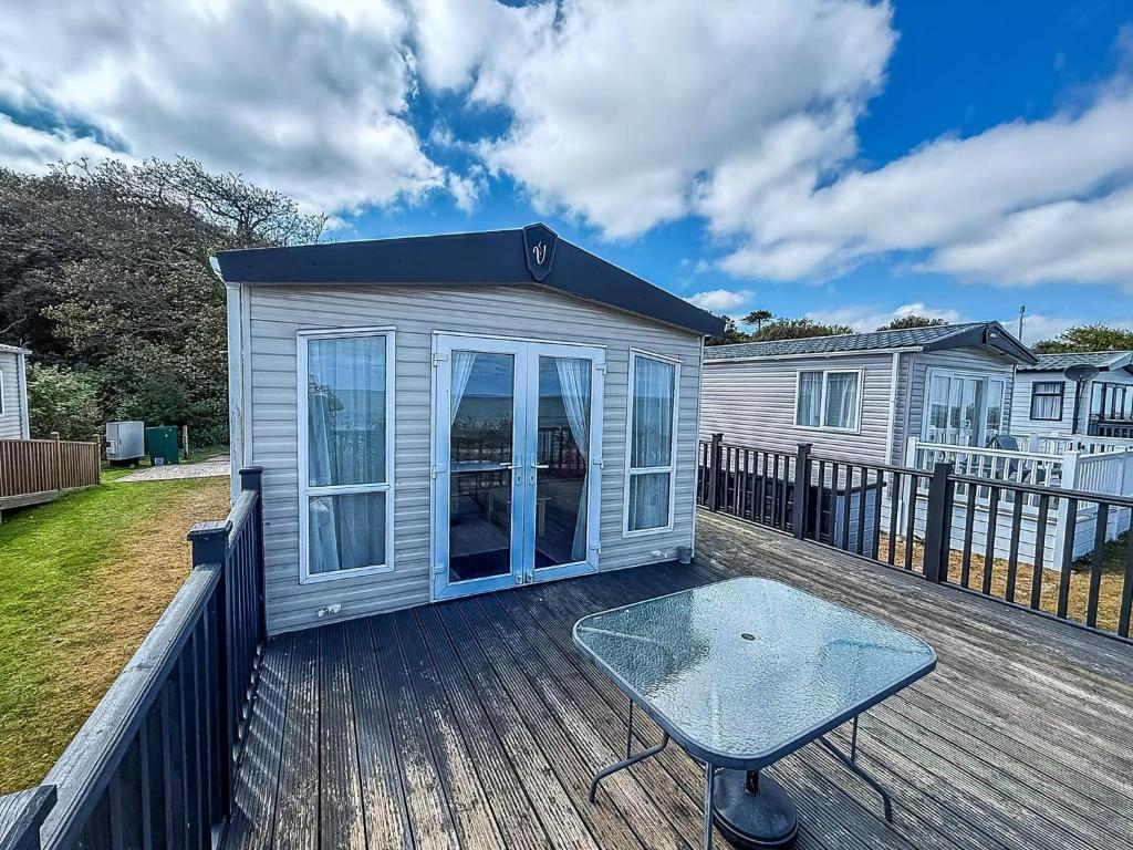 6 Berth Luxury Caravan With Full Sea Views At Azure Seas In Suffolk Ref 32069Az, Lowestoft