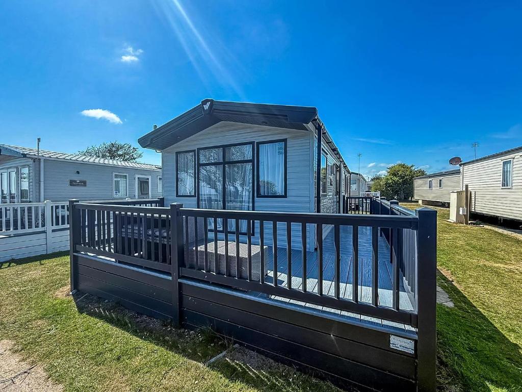 Beautiful 6 Berth Caravan, Nearby Beach In Suffolk Ref 68016Bs, Lowestoft