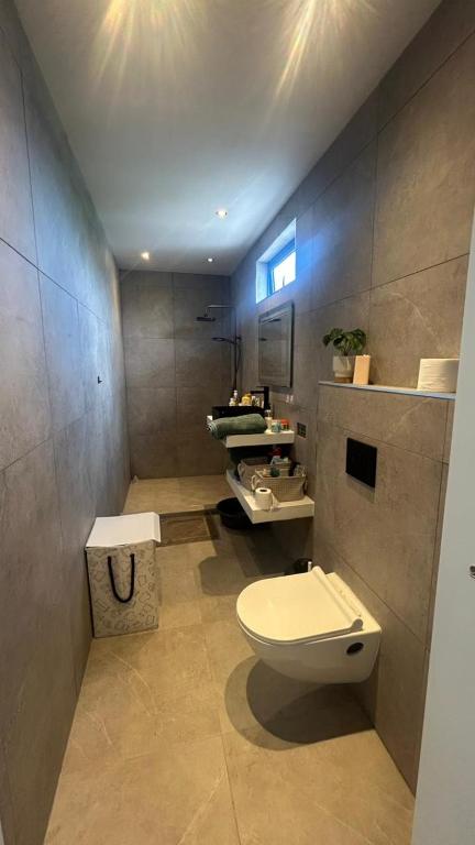 Gui Appartement, Midlands Station