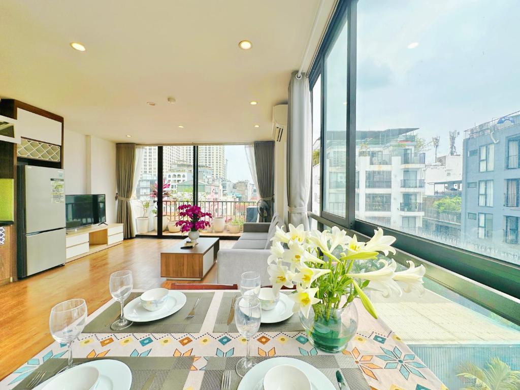 Hanoi Home 4 - Cheap price 2 bedroom Apartment near West lake, Hanoj