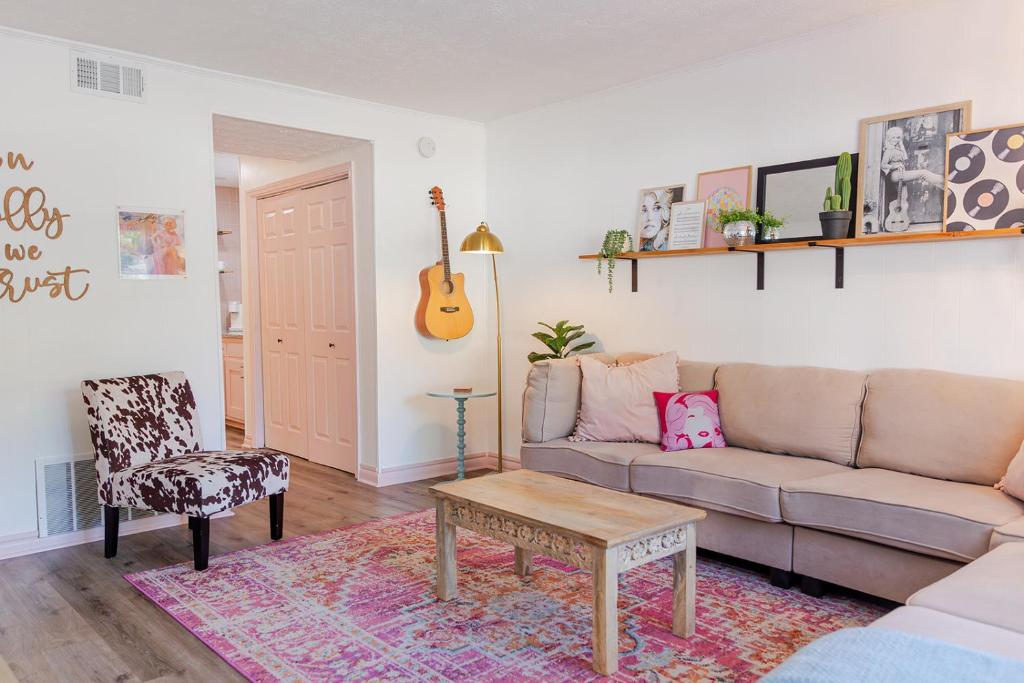 The Dolly-1/2 mi from the Square, Covington