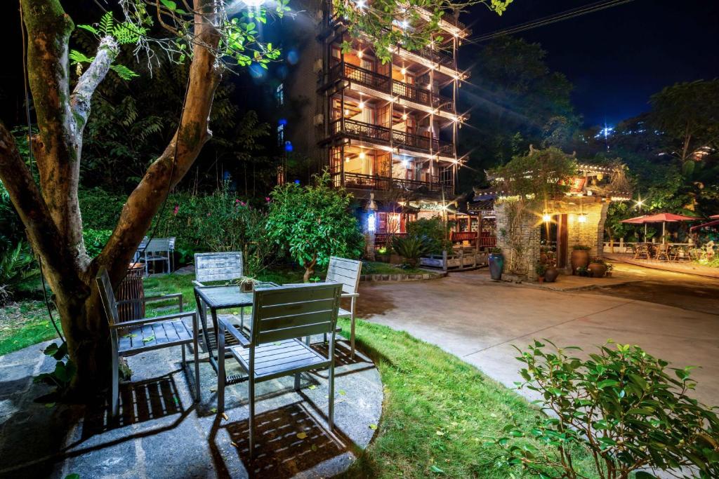 ヤンシュオゥ シーニック マウンテン リトリート (Yangshuo Scenic Mountain Retreat) 外観