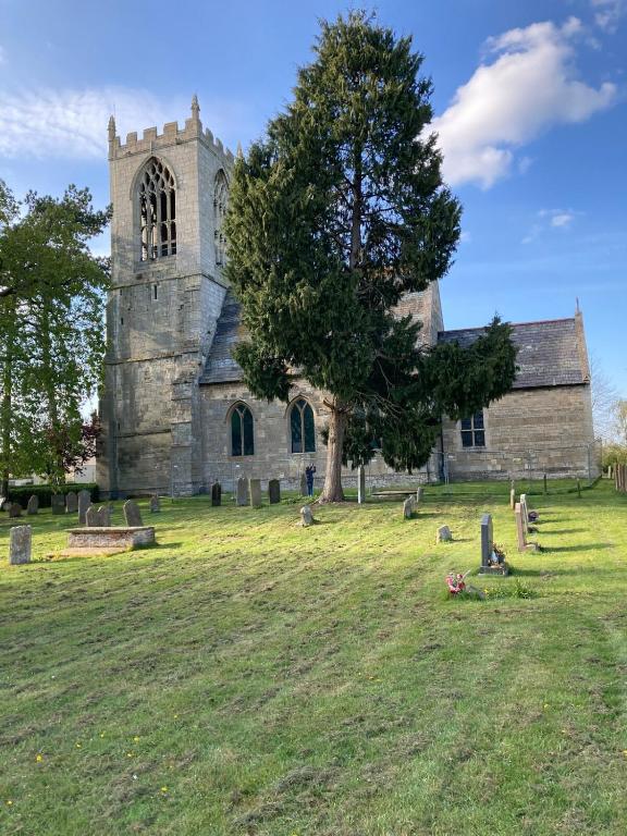 Tiny home in Grade 1 listed church garden, Dunham