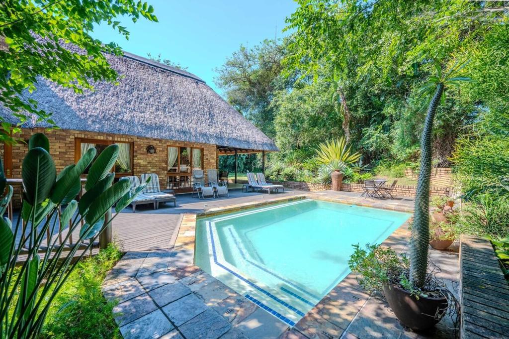 クルーガーパークロッジ (Kruger Park Lodge) スイミングプール