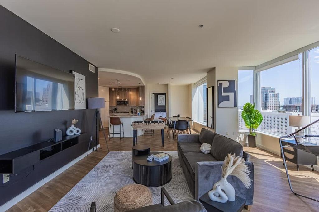 Modern HighRise Sanctuary, Gym, Pool, Prking, W-D, Golf, Phoenix