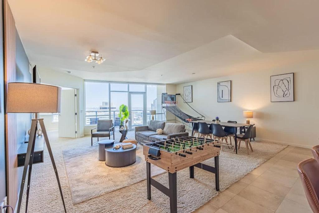 Stunning 2BR DT HighRise, Gym, Pool, W-D, Parking, Golf, Phoenix