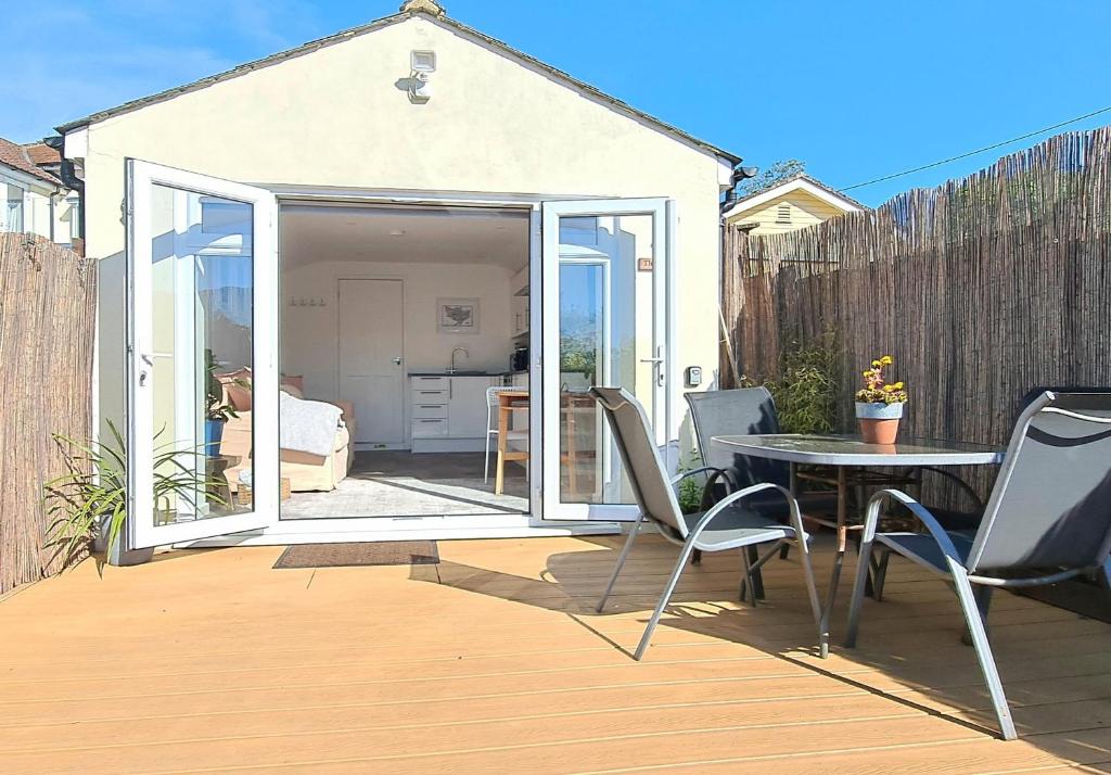 The Snug - for Eurotunnel, North Downs Way & Golfing, Folkestone