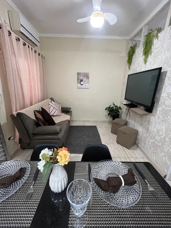 - Studio - com ar condicionado-5 Hospedes, a 50 metros dos melhores bares e restaurantes com musica ao vivo 3 quadras da Praia, Praia Grande