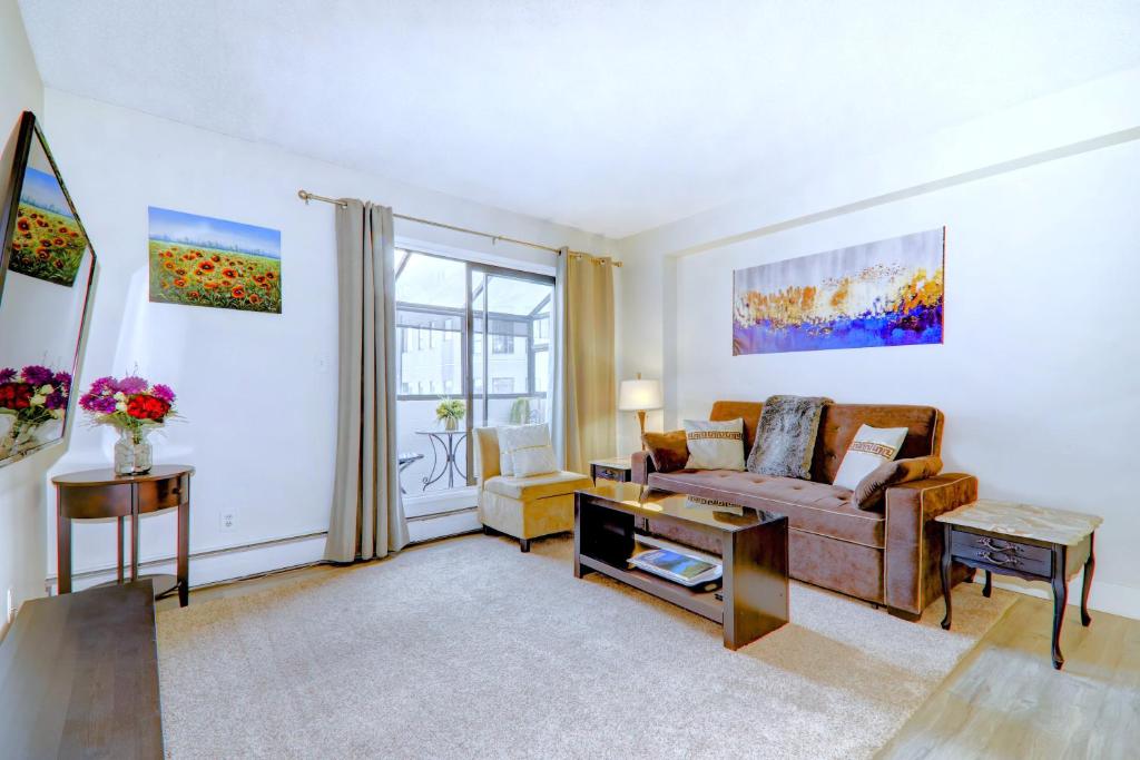 Spacious Top Floor at Stampede w Free Parking and AC, Calgary