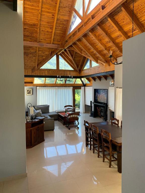 Futa Hue, Chalet Exclusivo Para 10 Pool Parrilla Jardín Y Espectacular Vista Al Cerro Otto - 3